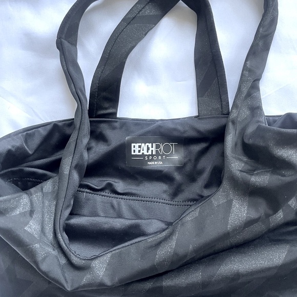 BeachRiot matching set. Hounds tooth top and bottom. Workout leggings and top - Picture 3 of 4